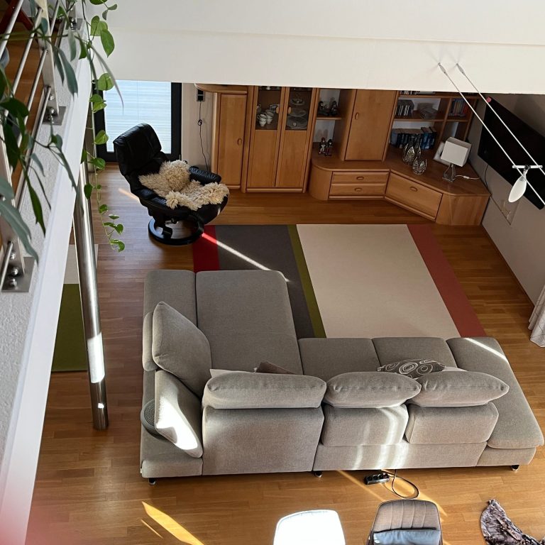 Blick von der Galerie auf die Couch und den neuen Teppich